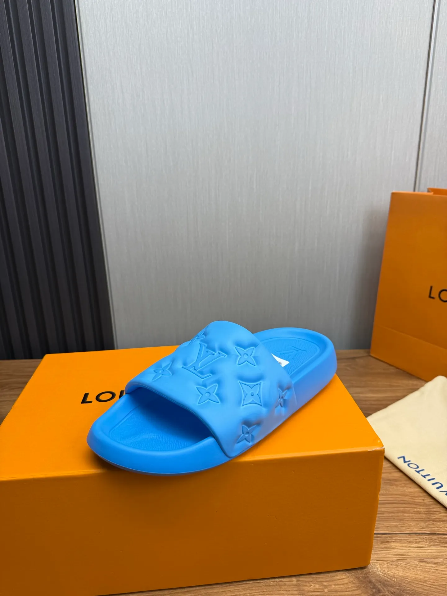 Men's shoes 💰260💰 ▪️LV's popular Little Red Book popular slippers hot sale: 1 shipment✅ Super textured and comfortable slippers, original TPU outsole. Authentic counter box drawer box packaging 🎁Size 38-45